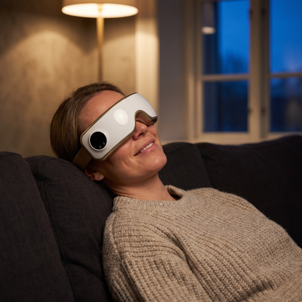 Kvinna i soffan med Hvilo Massagemask